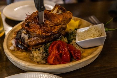 Juny, 2021 - Bükreş, Romanya: Lezzetli Romen domuz rostosu ve sebzeli polenta yemeği