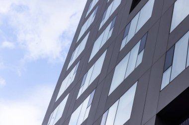 Juny, 2021 - Bükreş, Romanya: Bulutlu bir günde Bükreş 'ten Romanya' ya uzanan yüksek bir ofis binasının altından geniş görüş