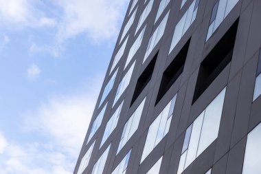 Juny, 2021 - Bükreş, Romanya: Bulutlu bir günde Bükreş 'ten Romanya' ya uzanan yüksek bir ofis binasının altından geniş görüş