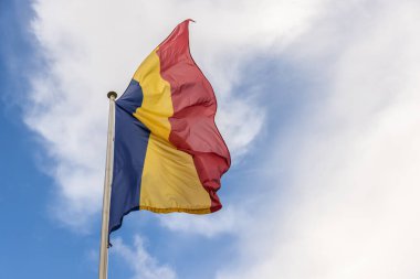 Güneşli bir günde Romanya bayrağı