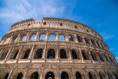 Roma, İtalya - Juny, 2021: Antik Roma Kolezyumu Avrupa 'nın başlıca turistik merkezlerinden biridir. Roman şehir merkezindeki ünlü Colosseum 'u insanlar ziyaret etti.
