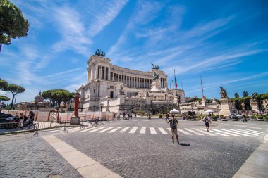 Roma, İtalya - Juny, 2021: Piazza Venezia Roma 'da ünlü bir meydandır. Kongre Binası 'nın eteğinde yer almaktadır.