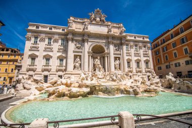 Roma, İtalya - Juny, 2021: Fountain di Trevi - dünyanın en ünlü Roma çeşmeleri.