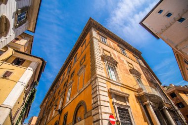 Roma, İtalya - Juny, 2021: Roma, İtalya 'da Trastevere' de eski cadde
