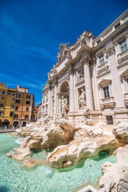 Roma, İtalya - Juny, 2021: Fountain di Trevi - dünyanın en ünlü Roma çeşmeleri.