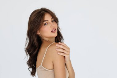 Kusursuz bir beden genç kadın beyaz bir arka plan üzerinde