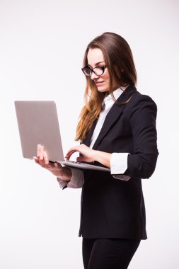 dizüstü bilgisayar ile genç iş kadını