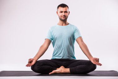 adam yoga yapıyor