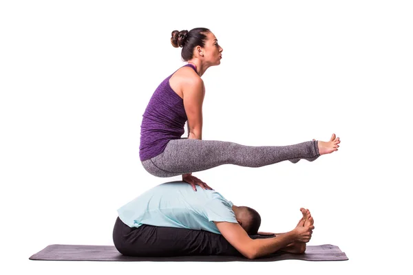 Joven pareja sana en posición de yoga — Foto de Stock