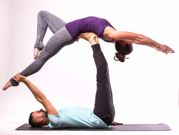 Joven pareja sana en posición de yoga — Foto de Stock