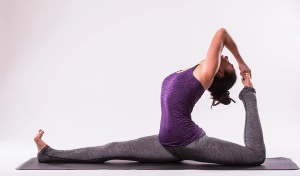 Unga vackra yoga — Stockfoto
