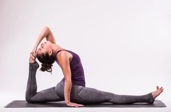 Unga vackra yoga — Stockfoto