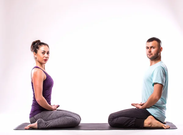 Jonge gezonde paar in yoga — Stockfoto