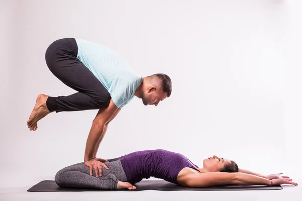 Pasangan muda yang sehat dalam yoga — Stok Foto