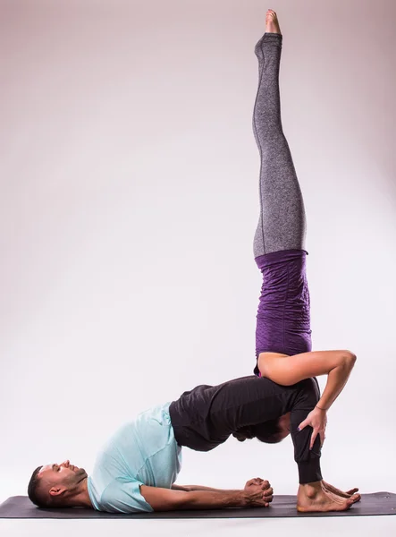 Pareja joven sana en yoga — Foto de Stock