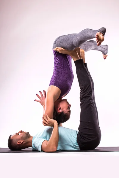 Jeune couple en bonne santé en yoga — Photo