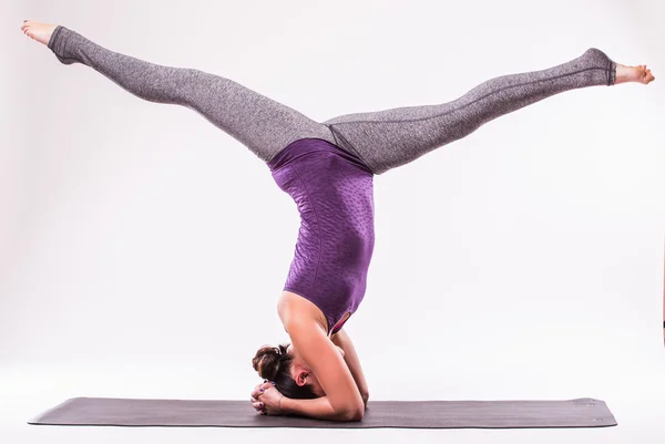 Giovane bella donna yoga posa — Foto Stock