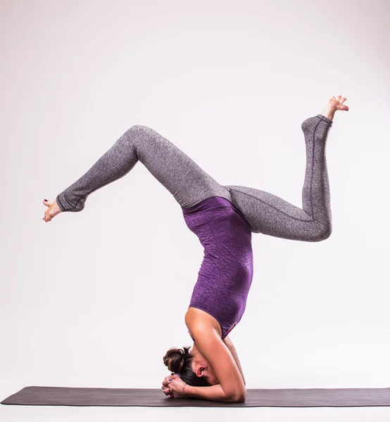 Muda cantik yoga wanita berpose — Stok Foto