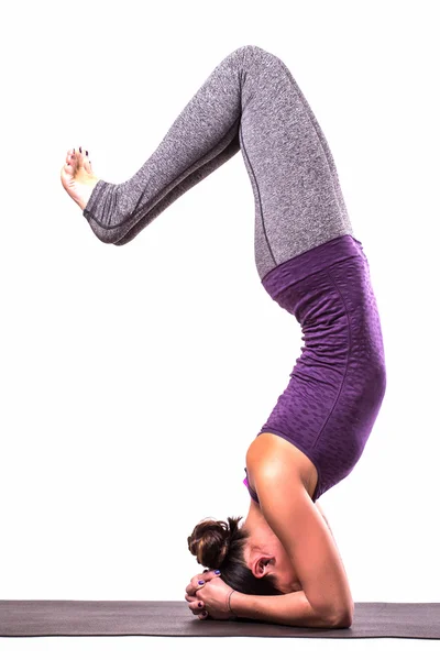 Unga vackra yoga kvinna poserar — Stockfoto