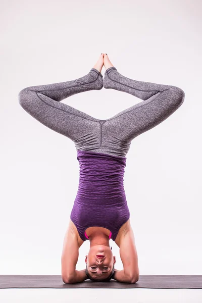Unga vackra yoga kvinna poserar — Stockfoto