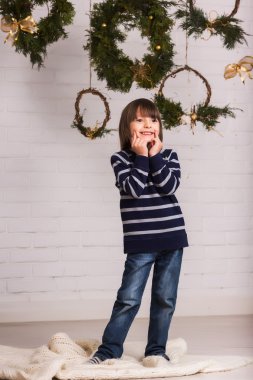 Yakışıklı çocuk Noel arka plan üzerinde oyuncak ile