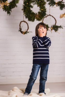 Yakışıklı çocuk Noel arka plan üzerinde oyuncak ile