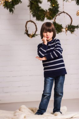 Yakışıklı çocuk Noel arka plan üzerinde oyuncak ile