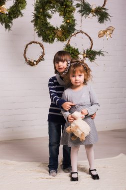 Yakışıklı çocuk ve Noel arka plan üzerinde sevimli küçük kız