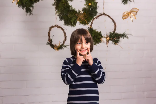 Yakışıklı çocuk Noel arka plan üzerinde oyuncak ile — Stok fotoğraf