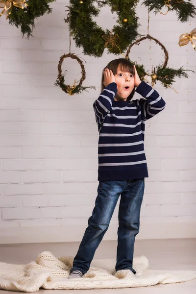 Yakışıklı çocuk Noel arka plan üzerinde oyuncak ile