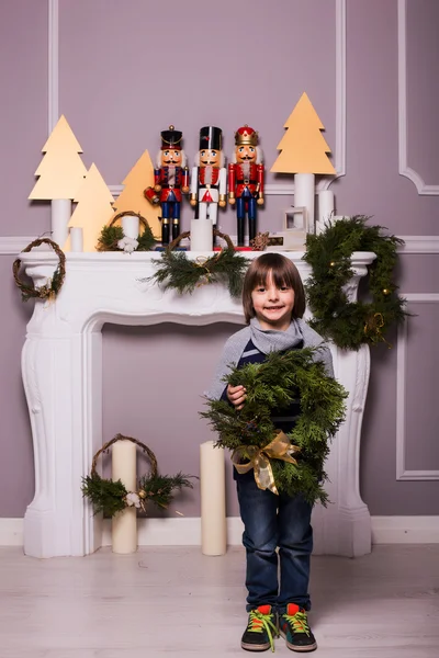 Yakışıklı çocuk Noel arka plan üzerinde oyuncak ile — Stok fotoğraf