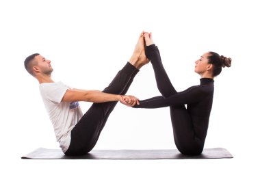 Beyaz arka plan üzerinde yoga konumda genç sağlıklı Çift