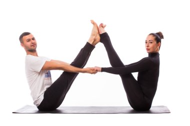 Beyaz arka plan üzerinde yoga konumda genç sağlıklı Çift