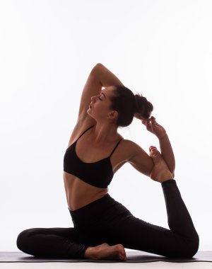 Yoga insanları egzersiz vücut (düşük ışık efekti ile)