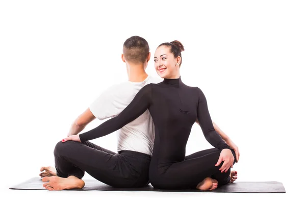 Joven pareja sana en posición de yoga — Foto de Stock