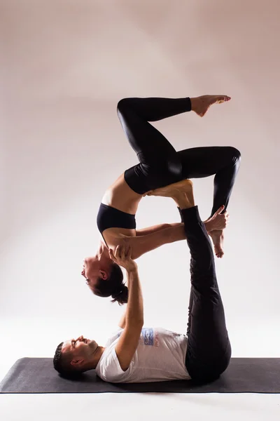 Joven pareja sana en posición de yoga —  Fotos de Stock