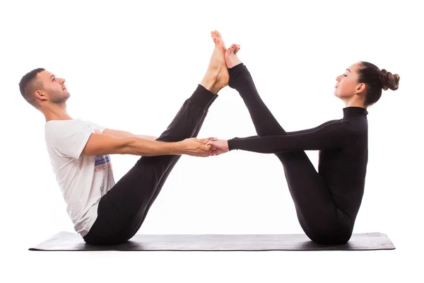 Jeune couple sain en position de yoga — Photo