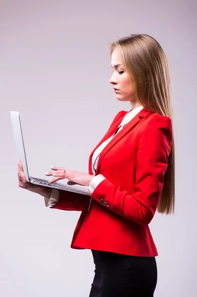 Iş kadını kullanmak laptop — Stok fotoğraf