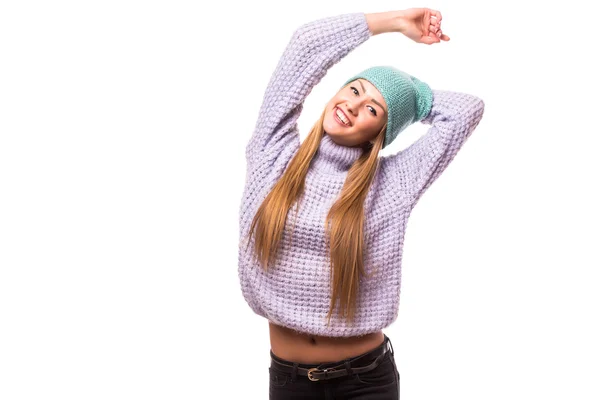 Mujer joven feliz con gorra en la cabeza — Foto de Stock