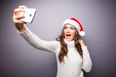 Kız gülümseyerek ve cep telefonu selfie yapma