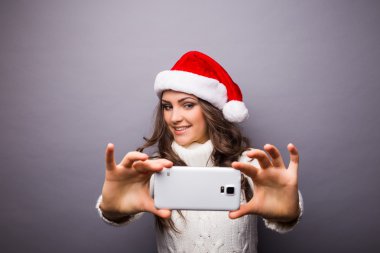 Kız gülümseyerek ve cep telefonu selfie yapma
