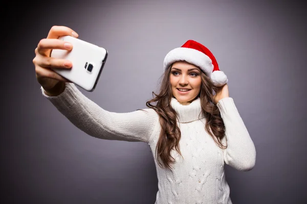 Ragazza sorridente e fare selfie sul telefono cellulare — Foto Stock