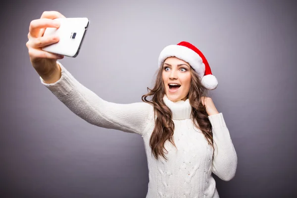 Kız gülümseyerek ve cep telefonu selfie yapma — Stok fotoğraf