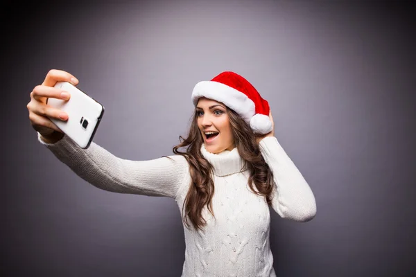 Meisje glimlachend en selfie maken op mobiele telefoon — Stockfoto