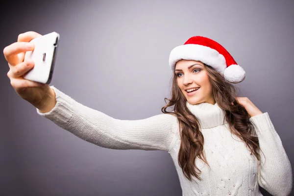 Meisje glimlachend en selfie maken op mobiele telefoon — Stockfoto