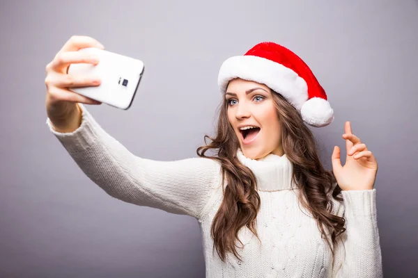 Kız gülümseyerek ve cep telefonu selfie yapma — Stok fotoğraf