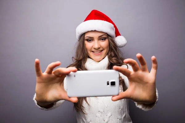 Flickan ler och att göra selfie på mobiltelefon — Stockfoto