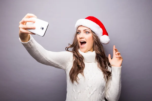 Ragazza sorridente e fare selfie sul telefono cellulare — Foto Stock