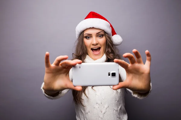 Kız gülümseyerek ve cep telefonu selfie yapma — Stok fotoğraf