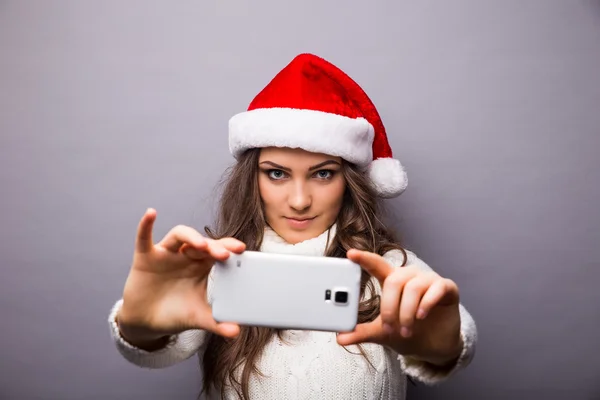 Kız gülümseyerek ve cep telefonu selfie yapma — Stok fotoğraf